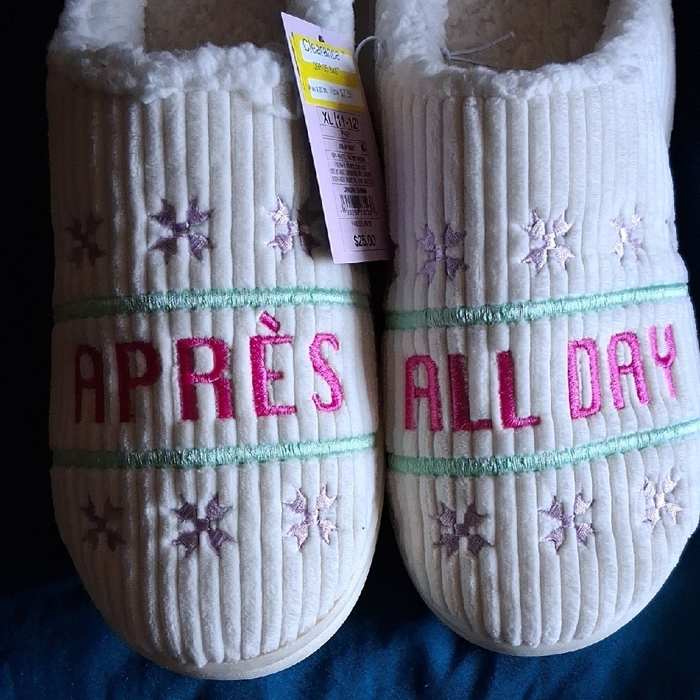 Wild Fable White Festive Slippers - Picture 4 of 4
